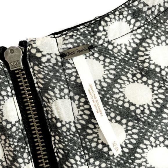 FREE‎ PEOPLE Mini Dress Size XS Floral Pleated Sleeveless Black White Zip - Picture 4 of 4